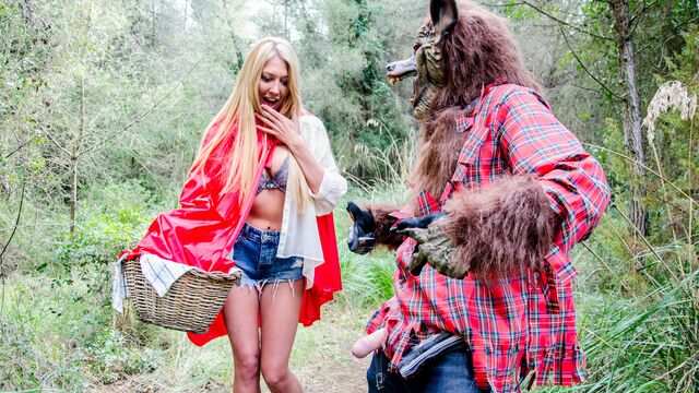 Блондинка устроила жаркие ролевые игры и получила порцию оргазма...