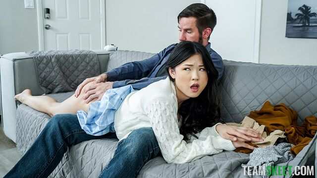 Азиатка насладилась грубым сексом с бородатым приятелем...