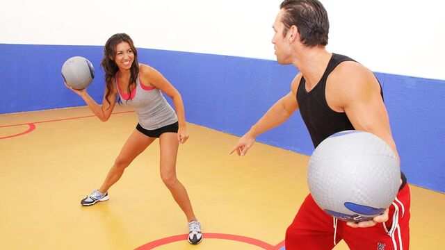 Гибкая брюнетка с упругими сиськами умеет трахаться в любой позе