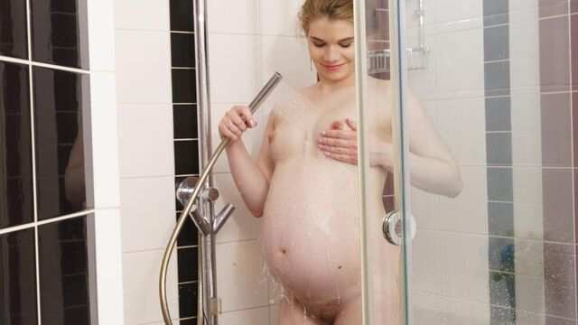 Беременная с большой жопой старательно себе ласкает клитор в душе