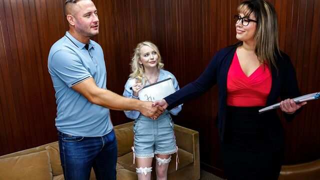 Опытная психологиня с большими дойками провела секс-терапию с молодыми