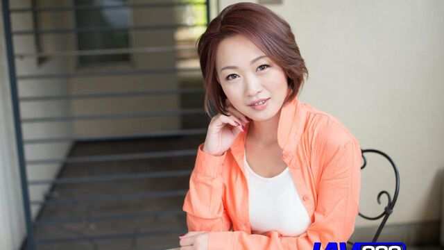 Азиатка с маленькими сиськами с удовольствием парня минетом балует