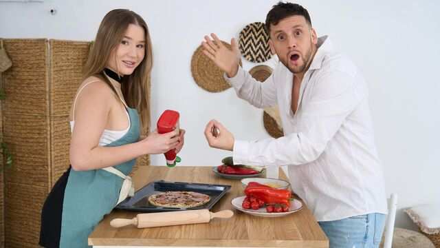 Показала сиськи своему соседу по квартире и сделала отличный минет