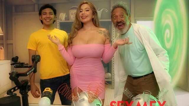 Страстная милфа с большими дойками круто трахается со своим приятелем