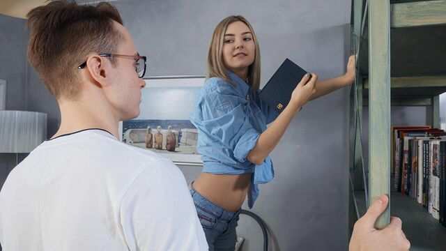 Грудастая блондинка решила парня от чтения отвлечь и потрахаться