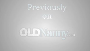 Зрелая баба решила попробовать большой черный член негра...